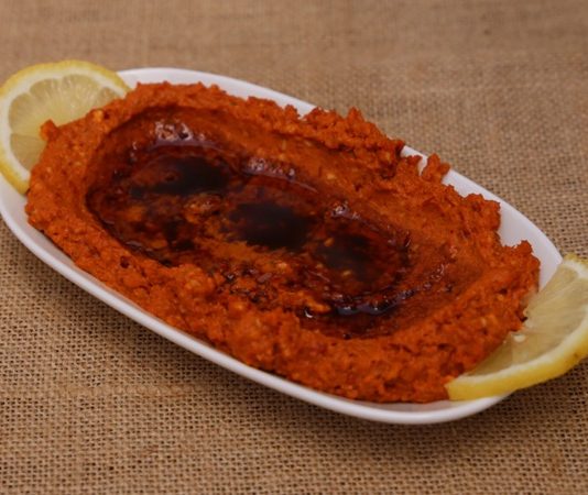 Cevizli biber, özellikle Anadolu mutfağında önemli bir yere sahip olan yöresel tatlardan biridir. Kırmızı biberin lezzeti ile ceviz ve baharatların birleşimi, sofralarda unutulmaz bir aroma oluşturur. Bu meze, hem sağlıklı hem de doyurucu yapısıyla sofralara zenginlik katar. Geleneksel olarak özellikle Güneydoğu ve Akdeniz mutfağında sıklıkla hazırlanan cevizli biber, davet sofralarının vazgeçilmez mezeleri arasında yer alır. Konulu bir haber görseli.