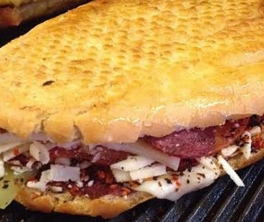 Arap tostu, Türkiye’de özellikle sokak lezzetleri arasında popülerleşmiş bir sandviç türüdür. Genellikle ince dilim ekmek, taze sebzeler, peynir ve çeşitli soslarla hazırlanır. Arap tostu, hem doyurucu hem de pratik bir öğün alternatifi olarak öne çıkar. Konulu bir haber görseli.