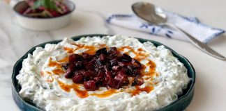 Atom meze, özellikle acı ve baharat sevenlerin sofralarında vazgeçilmez bir yer tutar. Atom meze, biber salçası, sarımsak, ceviz ve çeşitli baharatlarla hazırlanan, hem lezzetli hem de besleyici bir mezedir. İçerdiği baharatlar ve sağlıklı yağlar sayesinde vücuda enerji verir ve bağışıklık sistemini destekler. Ayrıca atom meze, lif açısından zengin bir meze olarak sindirim sistemini destekler ve tokluk hissi yaratır. Konulu bir haber görseli.