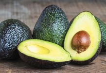 Son yıllarda popülerliği giderek artan avokado, zengin içeriği sayesinde sağlıklı yaşamın vazgeçilmezlerinden biri haline geldi. Özellikle vitamin, mineral ve sağlıklı yağlar açısından oldukça güçlü bir besin olan avokado, hem tek başına tüketilebiliyor hem de yemeklerin içerisinde farklı şekillerde kullanılabiliyor. İçerdiği E, K, C ve B6 vitaminleri, potasyum ve magnezyum gibi mineraller, avokadonun insan sağlığına katkılarını artırıyor. Konulu bir haber görseli.