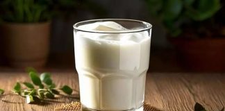 Ayran, yoğurt, su ve tuzun karıştırılmasıyla elde edilen ferahlatıcı ve besleyici bir içecektir. Yüzyıllardır Türk mutfağının vazgeçilmez içeceklerinden biri olan ayran, özellikle yaz aylarında serinlemek isteyenlerin tercihi olmuştur. Tarih boyunca Anadolu'da sofraların olmazsa olmazı olan ayran, hem lezzeti hem de sağlık açısından sunduğu faydalarla öne çıkar. Konulu bir haber görseli.