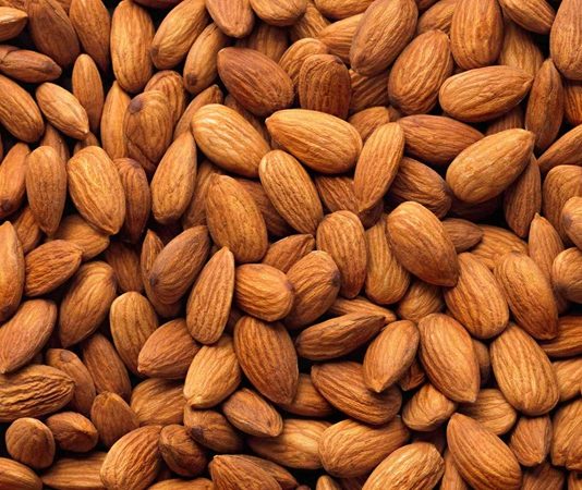 Bademin Sağlık ve Ekonomi Üzerindeki Önemi Artıyor Badem, insanlık tarihinin en eski tarım ürünlerinden biri olarak kabul ediliyor. Orta Asya ve Orta Doğu coğrafyasında binlerce yıl önce yetiştirilmeye başlanan bu değerli kuruyemiş, zamanla tüm dünyaya yayıldı. Osmanlı döneminde hem mutfakta hem de tıpta kullanılan badem, günümüzde de sofraların vazgeçilmez lezzetlerinden biri olarak biliniyor. Konulu bir haber görseli.