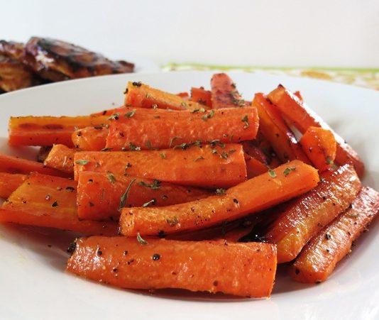 Baharatlı havuç dilimleri, hem göz alıcı renkleri hem de sağlık açısından sunduğu faydalarla sofraların yıldızı haline geliyor. Havuç, beta-karoten açısından oldukça zengindir ve vücutta A vitaminine dönüşerek göz sağlığını destekler. Ayrıca lif içeriği sayesinde sindirim sisteminin düzenlenmesine yardımcı olur. Baharatlarla birlikte hazırlanan havuç dilimleri, sadece lezzetli olmakla kalmaz, aynı zamanda besin değerini artıran bir öğün seçeneği sunar. Konulu bir haber görseli.