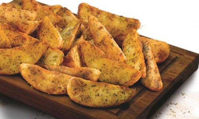 Baharatlı Patates Atıştırmalıkların Yeni Trendi Günümüzde baharatlı patates, hem fast food menülerinde hem de ev mutfaklarında en çok tercih edilen atıştırmalıklardan biri olarak öne çıkıyor. Çıtır patateslerin üzerine çeşitli baharatlar eklenerek hazırlanan bu lezzetli atıştırmalık, özellikle gençler ve öğrenciler arasında büyük ilgi görüyor. Baharatlı patates, klasik patates kızartmasının sade tatlarını zenginleştirerek daha aromatik bir deneyim sunuyor. Konulu bir haber görseli.