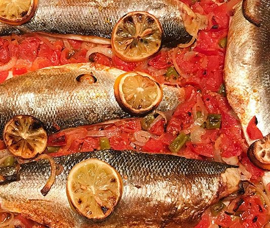 Balık buğulama, taze balığın düşük ısıda, sebzeler ve aromatik baharatlarla birlikte pişirilmesiyle hazırlanan sağlıklı bir yemektir. Bu yöntem, balığın doğal lezzetini ve besin değerini korurken hafif ve aromatik bir öğün sunar. Buğulama, özellikle diyet yapanlar veya kalori kontrolüne önem verenler için ideal bir pişirme tekniğidir. Konulu bir haber görseli.