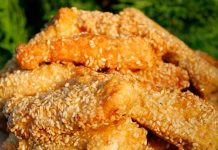 Ballı susamlı tavuk, tavuk etinin bal ve susam ile harmanlanmasıyla ortaya çıkan, hem tatlı hem de tuzlu aromayı bir araya getiren özel bir yemektir. Bu tarif, özellikle Asya mutfaklarından esinlenmiş olsa da, günümüzde dünya genelinde popüler bir seçenek haline gelmiştir. Tavuk etinin protein açısından zengin olması, balın doğal tatlılığı ve susamın hafif çıtırlığı yemeğe farklı bir boyut kazandırır.