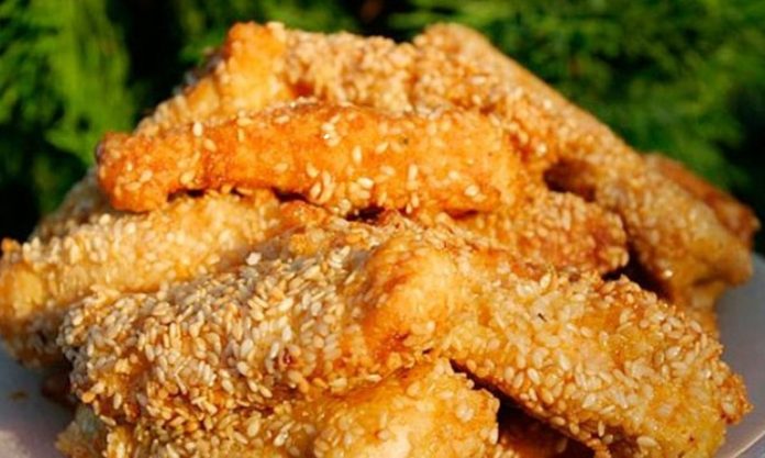 Ballı susamlı tavuk, tavuk etinin bal ve susam ile harmanlanmasıyla ortaya çıkan, hem tatlı hem de tuzlu aromayı bir araya getiren özel bir yemektir. Bu tarif, özellikle Asya mutfaklarından esinlenmiş olsa da, günümüzde dünya genelinde popüler bir seçenek haline gelmiştir. Tavuk etinin protein açısından zengin olması, balın doğal tatlılığı ve susamın hafif çıtırlığı yemeğe farklı bir boyut kazandırır.