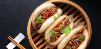 Bao Bun, Çin mutfağının en sevilen hamur işleri arasında yer alır. Yumuşacık dokusu ve farklı iç malzemeleriyle dikkat çeken bu lezzet, özellikle Uzak Doğu mutfağına meraklı olanların ilgisini çeker. Geleneksel olarak buharda pişirilen hamurdan yapılan Bao Bun, iç harcına göre etli, sebzeli veya tatlı alternatiflerle hazırlanabilir. Kökeni Çin’in kuzey bölgelerine dayanan bu yiyecek, yüzyıllar boyunca hem halk sofralarında hem de özel günlerde kendine yer bulmuştur. Konulu bir haber görseli.