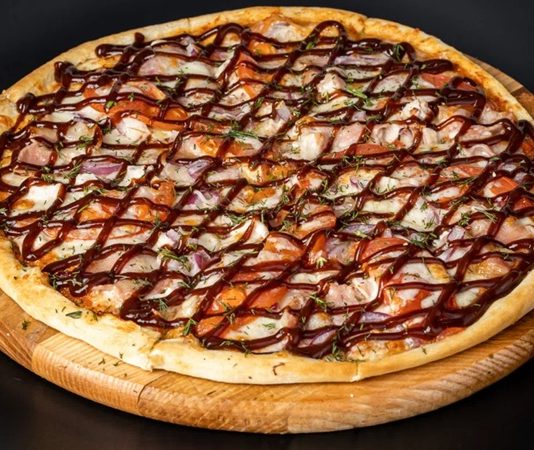 Barbekü Pizza: Lezzetin Ateşle Buluştuğu Özel Seçenek Barbekü pizza, klasik İtalyan pizzalarının modern yorumlarından biri olarak öne çıkar. Barbekü sosu kullanımı, pizzaya özgün bir tat ve aroma katarak farklı bir lezzet deneyimi sunar. İlk olarak Amerika’da ortaya çıkan barbekü pizzası, kısa sürede dünya genelinde popülerlik kazanmıştır. Konulu bir haber görseli.