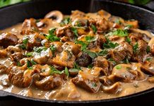 Beef Stroganoff, kökeni Rusya’ya dayanan ve yüzyıllardır dünya mutfağında özel bir yere sahip olan bir yemektir. İsmini Stroganov ailesinden alan bu yemek, 19. yüzyılda aristokrat sofralarında sıkça tercih edilmiştir. İnce dilimlenmiş dana eti, krema bazlı sosla birleşerek hem zengin hem de doyurucu bir tat ortaya çıkarır. Konulu bir haber görseli.