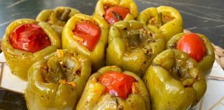 Türk mutfağının köklü yemeklerinden biri olan biber dolması, geçmişten günümüze uzanan bir lezzet serüveni sunar. Osmanlı döneminde sofraların en özel yemeklerinden biri olarak bilinen bu tarif, zamanla Anadolu’nun dört bir yanına yayılmıştır. Her bölge kendi damak zevkine göre biber dolmasını farklı şekillerde yorumlamış, böylece çeşitlilik kazanmıştır. Konulu bir haber görseli.