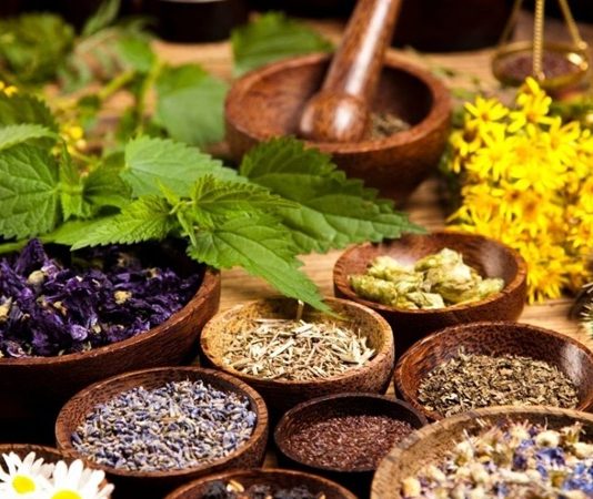 Son yıllarda bitkisel yemekler, hem sağlıklı yaşamı benimseyenler hem de çevre bilincine sahip tüketiciler arasında giderek daha popüler hale geldi. Sebzeler, baklagiller ve tahıllar, yalnızca besleyici özellikleriyle değil, aynı zamanda pratik hazırlanabilirlikleriyle de öne çıkıyor. Modern mutfaklarda, bitkisel yemekler farklı tat kombinasyonları ve pişirme teknikleriyle zenginleştiriliyor. Konulu bir haber görseli.