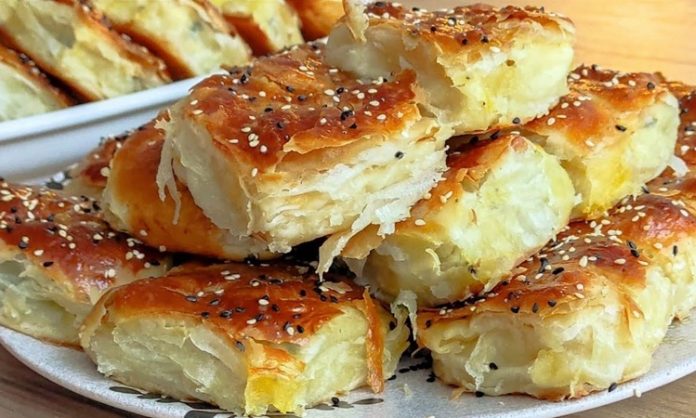 Börek, Türk mutfağının en sevilen hamur işleri arasında yer alır. İnce açılmış yufkaların, çeşitli iç malzemelerle buluşması sonucu ortaya çıkan börek, kahvaltıdan ana öğüne kadar pek çok öğünde tercih edilebilir. Geleneksel tarifler, nesilden nesile aktarılırken, modern mutfaklarda farklı dolgu ve pişirme teknikleriyle yeni yorumlar kazanıyor. Konulu bir haber görseli.