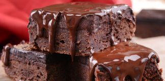 Brownie, çikolata severlerin vazgeçilmez tatlılarından biri olarak mutfaklarda yer alır. Adını İngilizce “brown” kelimesinden alan bu tatlı, koyu renkli ve yoğun çikolatalı yapısıyla tanınır. İlk olarak 19. yüzyılın sonlarında Amerika’da ortaya çıkan brownie, kısa sürede popülerleşmiş ve farklı tariflerle çeşitlendirilmiştir. Konulu bir haber görseli.