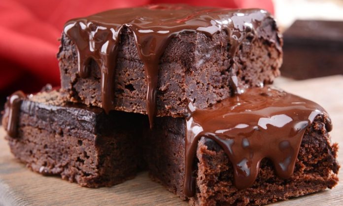 Brownie, çikolata severlerin vazgeçilmez tatlılarından biri olarak mutfaklarda yer alır. Adını İngilizce “brown” kelimesinden alan bu tatlı, koyu renkli ve yoğun çikolatalı yapısıyla tanınır. İlk olarak 19. yüzyılın sonlarında Amerika’da ortaya çıkan brownie, kısa sürede popülerleşmiş ve farklı tariflerle çeşitlendirilmiştir. Konulu bir haber görseli.