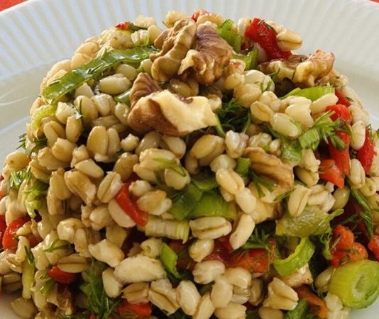 Buğday salatası, sağlıklı beslenme trendleriyle birlikte son yıllarda sofraların vazgeçilmez seçeneklerinden biri hâline gelmiştir. Ana malzemesi buğday olan bu salata, özellikle öğle yemeklerinde ve hafif akşam yemeklerinde tercih edilen doyurucu bir alternatiftir. Türkiye’nin farklı bölgelerinde farklı şekillerde hazırlanabilen bu tarif, hem geleneksel hem de modern yorumlarla sunulabilir. Konulu bir haber görseli.