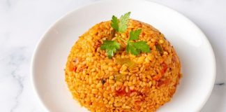 Bulgur pilavı, Türk mutfağının vazgeçilmez yemeklerinden biridir ve yüzyıllardır sofralarda yerini korur. Hem hafif hem de doyurucu olması, onu günlük öğünler için ideal kılar. Tarih boyunca özellikle Anadolu mutfağında kahvaltılardan ana yemeklere kadar geniş bir kullanım alanına sahiptir. Konulu bir haber görseli.