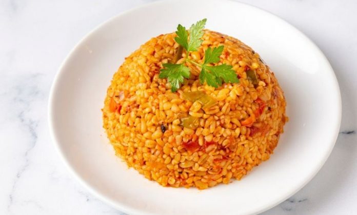 Bulgur Pilavı Sofraların Sağlıklı Ve Lezzetli Tercihi Bulgur pilavı, Türk mutfağının vazgeçilmez yemeklerinden biridir ve yüzyıllardır sofralarda yerini korur. Hem hafif hem de doyurucu olması, onu günlük öğünler için ideal kılar. Tarih boyunca özellikle Anadolu mutfağında kahvaltılardan ana yemeklere kadar geniş bir kullanım alanına sahiptir. Konulu bir haber görseli.