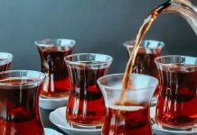 Çay, yüzyıllardır farklı kültürlerde günlük yaşamın önemli bir parçası olmuştur. Asya kökenli bu içecek, hem ritüel hem de sosyal etkileşim aracı olarak benimsenmiştir. Çin’de başlayan çay kültürü, zamanla Japonya, Hindistan ve Türkiye gibi ülkelere yayılmıştır. Konulu bir haber görseli.