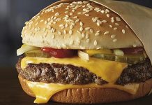 Cheeseburger, adını aldığı peynirle birleşerek hamburgerin en sevilen versiyonlarından biri olmuştur. İlk olarak 1920’lerde Amerika’da ortaya çıktığı bilinen cheeseburger, kısa sürede tüm dünyaya yayılarak milyonların vazgeçilmez lezzeti haline gelmiştir. Hamburgerin köfte ve ekmekten oluşan temel yapısına eriyen peynirin eklenmesiyle doğan bu tarif, damakta farklı bir tat yaratmıştır. Konulu bir haber görseli.