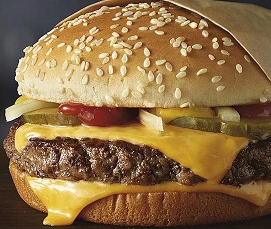 Cheeseburger Lezzetin Peynirlisi Cheeseburger, adını aldığı peynirle birleşerek hamburgerin en sevilen versiyonlarından biri olmuştur. İlk olarak 1920’lerde Amerika’da ortaya çıktığı bilinen cheeseburger, kısa sürede tüm dünyaya yayılarak milyonların vazgeçilmez lezzeti haline gelmiştir. Hamburgerin köfte ve ekmekten oluşan temel yapısına eriyen peynirin eklenmesiyle doğan bu tarif, damakta farklı bir tat yaratmıştır. Konulu bir haber görseli.
