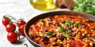 Chili Con Carne Dünyanın En Baharatlı Lezzetlerinden Biri Chili Con Carne, Meksika ve Amerika mutfaklarının kesişim noktasında doğmuş, dünya genelinde tanınan baharatlı bir yemektir. İsminin anlamı “etli biber” olup, temelinde kırmızı biber ve dana eti yer alır. Kökeni konusunda farklı tartışmalar bulunsa da genellikle Meksika kökenli olduğu kabul edilir. Ancak Texas mutfağının da bu yemeğin yaygınlaşmasında büyük payı vardır. Konulu bir haber görseli.