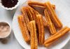 Churros, İspanya kökenli, kızartılarak hazırlanan tatlı hamur çubuklarıdır. 19. yüzyılda İspanya’da ortaya çıkan bu lezzet, kısa sürede Latin Amerika ve dünyanın farklı bölgelerine yayılmıştır. Geleneksel olarak kahvaltıda veya akşamüstü çay saatlerinde tüketilen churros, sıcak çikolata veya karamel sosla birlikte sunulur. Konulu bir haber görseli.