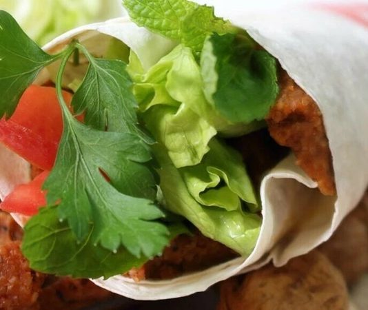 Türk mutfağının en sevilen sokak lezzetlerinden biri olan çiğ köfte dürüm, uzun yıllardır kültürel mirasımızın önemli bir parçası olarak sofralarda yerini koruyor. Tarihi, Güneydoğu Anadolu bölgesine dayanan çiğ köfte, zaman içinde hem yapım teknikleriyle hem de sunum şekilleriyle büyük bir değişim geçirdi. Geleneksel olarak etli yapılan çiğ köfte, günümüzde etsiz haliyle daha çok tüketilmekte ve sağlıklı bir alternatif olarak öne çıkmaktadır. Konulu bir haber görseli.