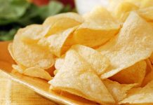 Cips, dünya genelinde en yaygın atıştırmalıklardan biridir ve kökeni 19. yüzyılın sonlarına kadar uzanır. İlk olarak Amerika’da ortaya çıkan cips, patatesin ince dilimlenip kızartılmasıyla üretilmiştir. Zamanla farklı çeşitler ve aromalar geliştirilmiş, özellikle gençler arasında popüler bir atıştırmalık haline gelmiştir. Konulu bir haber görseli.