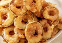 Türk mutfağı, sebzelerin en lezzetli haliyle sofralara taşındığı eşsiz tariflerle doludur. Bu tariflerden biri olan çıtır kabak, hem hafif hem de doyurucu özelliğiyle son yıllarda daha da popüler hale gelmiştir. Özellikle yaz aylarında taze kabakların bolca bulunmasıyla birlikte, sofralarda kendine daha çok yer bulur. Konulu bir haber görseli.