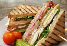 Club sandviç, kısa sürede dünya çapında popülerlik kazanmış klasik bir sandviç türüdür. Adı “Country Club” veya “gentlemen’s club” kültüründen gelmektedir ve ilk olarak 20. yüzyılın başlarında Amerika’da ortaya çıkmıştır. Bu sandviç, üç katmanlı yapısı ve zengin içeriği ile dikkat çeker. Konulu bir haber görseli.