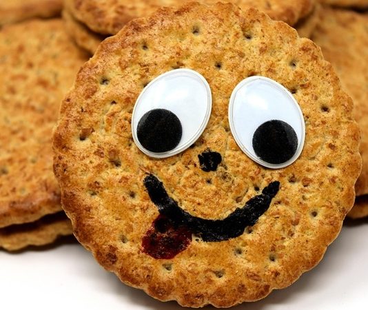 Cookie, dünya çapında tatlı severlerin favori atıştırmalıklarından biridir. İngilizce “biscuit” kelimesinden türeyen ve özellikle Amerika’da yaygınlaşan bu tatlı, ilk olarak 18. yüzyılda fırınlarda pişirilen küçük kekler olarak ortaya çıkmıştır. Zamanla içerisine çikolata parçacıkları, fındık ve ceviz gibi malzemeler eklenerek çeşitlenmiştir. Konulu bir haber görseli.