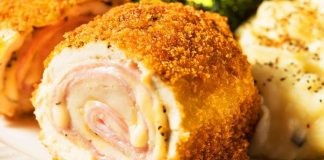 Cordon Bleu, Fransız mutfağının dünyaca ünlü lezzetlerinden biridir. İsmi, Fransızcada “Mavi Kurdele” anlamına gelir ve genellikle yüksek kaliteli yemekler için kullanılan bir terimdir. Tarih boyunca Fransız saray mutfağında önemli bir yere sahip olan cordon bleu, hem görsel hem de lezzet açısından etkileyici bir sunum sağlar. Konulu bir haber görseli.