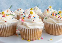 Cupcake, tatlı severlerin gözdesi haline gelmiş, küçük boyutlu ve şirin sunumlarıyla dikkat çeken bir pastacılık ürünüdür. 19. yüzyılda Amerika’da ortaya çıkan bu mini kekler, ev mutfaklarında kolayca hazırlanabilecek pratik tarifler olarak yaygınlaşmıştır. Adını ise küçük kaplarda pişirilmesinden alır. Konulu bir haber görseli.