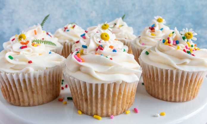 Cupcake Küçük Boyda Büyük Lezzet Deneyimi Cupcake, tatlı severlerin gözdesi haline gelmiş, küçük boyutlu ve şirin sunumlarıyla dikkat çeken bir pastacılık ürünüdür. 19. yüzyılda Amerika’da ortaya çıkan bu mini kekler, ev mutfaklarında kolayca hazırlanabilecek pratik tarifler olarak yaygınlaşmıştır. Adını ise küçük kaplarda pişirilmesinden alır. Konulu bir haber görseli.