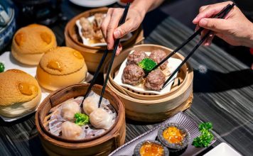 Dim Sum, Çin mutfağının en köklü ve sevilen geleneklerinden biridir. Çay kültürüyle özdeşleşen bu yemek türü, küçük porsiyonlar halinde servis edilen çeşitli yiyeceklerden oluşur. Tarihi, yüzyıllar öncesine dayanan bu lezzet, özellikle Guangdong bölgesinde ortaya çıkmış ve zamanla Çin’in farklı bölgelerine yayılmıştır. Yolculara hızlı ve doyurucu yiyecek sunma amacıyla başlayan bu gelenek, bugün hem Çin mutfağının hem de dünya gastronomisinin vazgeçilmez bir parçası haline gelmiştir. Konulu bir haber görseli.