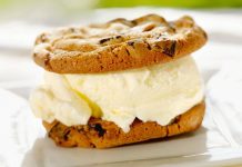 Dondurma sandviçi, 20. yüzyılın başlarında Amerika’da ortaya çıkan ve hızla popülerleşen bir tatlıdır. Temel olarak iki bisküvi veya kurabiye arasında dondurma ile servis edilen bu lezzet, özellikle yaz aylarının vazgeçilmez tatlısı haline gelmiştir. İlk üretildiği dönemde daha çok ev yapımı olarak tüketilen dondurma sandviçi, zamanla sokak lezzeti ve ticari ürün olarak raflarda yer bulmuştur. Konulu bir haber görseli.