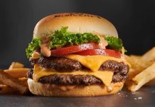 Fast food kültürü her geçen gün daha da genişlerken Double Burger hem restoran menülerinin hem de tüketicilerin gözdesi haline geliyor. Tek katlı burgerlerin sunduğu lezzeti iki katına çıkaran bu özel tarif, daha doyurucu bir alternatif arayanların ilk tercihlerinden biri. İki kat et, eriyen peynir, soslar ve taze sebzelerle hazırlanan bu burger çeşidi, yoğun lezzet deneyimi arayanlara hitap ediyor. Konulu bir haber görseli.