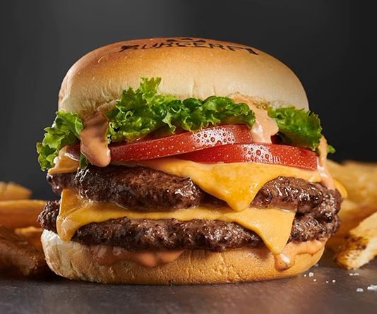 Double Burger Fast Food Dünyasının İkonu Haline Geliyor Fast food kültürü her geçen gün daha da genişlerken Double Burger hem restoran menülerinin hem de tüketicilerin gözdesi haline geliyor. Tek katlı burgerlerin sunduğu lezzeti iki katına çıkaran bu özel tarif, daha doyurucu bir alternatif arayanların ilk tercihlerinden biri. İki kat et, eriyen peynir, soslar ve taze sebzelerle hazırlanan bu burger çeşidi, yoğun lezzet deneyimi arayanlara hitap ediyor. Konulu bir haber görseli.