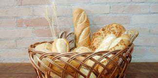 Geleneksel mutfak kültürlerinde ekmek, sofraların baş tacı olarak kabul edilir ve farklı çeşitlerin bir arada sunulduğu ekmek sepeti, bu kültürün en güzel örneklerinden biridir. Kahvaltılardan akşam yemeklerine kadar her öğünde kullanılabilen ekmek sepeti, hem görsellik hem de lezzet açısından sofraları zenginleştirir. Konulu bir haber görseli.