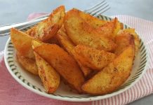 Günümüzde elma dilim patates, hem fast food menülerinde hem de ev mutfaklarında sıkça tercih edilen bir lezzet haline geldi. Patateslerin elma dilimi şeklinde kesilmesi, hem estetik bir sunum sağlıyor hem de çıtır dokusuyla dikkat çekiyor. Çocuklardan yetişkinlere kadar geniş bir kitleye hitap eden bu lezzet, özellikle hızlı atıştırmalık arayanların favorisi konumunda. Konulu bir haber görseli.