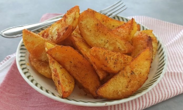 Elma Dilim Patates Lezzetin Yeni Yüzü Günümüzde elma dilim patates, hem fast food menülerinde hem de ev mutfaklarında sıkça tercih edilen bir lezzet haline geldi. Patateslerin elma dilimi şeklinde kesilmesi, hem estetik bir sunum sağlıyor hem de çıtır dokusuyla dikkat çekiyor. Çocuklardan yetişkinlere kadar geniş bir kitleye hitap eden bu lezzet, özellikle hızlı atıştırmalık arayanların favorisi konumunda. Konulu bir haber görseli.