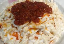 Erişte mantı, Türk mutfağının sevilen yemeklerinden biridir ve kökeni yüzyıllar öncesine dayanır. Mantının hamurunun incecik açılması ve iç harcının özenle hazırlanması, yemeğin özgün lezzetini oluşturur. Erişte, mantıya farklı bir doku ve lezzet kazandırarak bu yemeği sofraların vazgeçilmezlerinden biri hâline getirir. Konulu bir haber görseli.