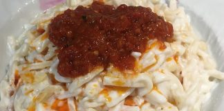 Erişte mantı, Türk mutfağının sevilen yemeklerinden biridir ve kökeni yüzyıllar öncesine dayanır. Mantının hamurunun incecik açılması ve iç harcının özenle hazırlanması, yemeğin özgün lezzetini oluşturur. Erişte, mantıya farklı bir doku ve lezzet kazandırarak bu yemeği sofraların vazgeçilmezlerinden biri hâline getirir. Konulu bir haber görseli.