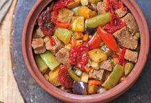 Türk mutfağının köklü mirası arasında yer alan etli güveç, yüzyıllardır sofralarda kendine yer bulmuş en özel yemeklerden biridir. Anadolu’nun farklı bölgelerinde pişirme yöntemleri değişiklik gösterse de temelinde aynı lezzeti barındıran bu yemek, geleneksel tencere yemeklerinin en değerli örneklerinden kabul edilir. Özellikle toprak güveç kaplarında ağır ateşte pişirilmesiyle ortaya çıkan eşsiz aroma, hem göze hem damağa hitap eder. Konulu bir haber görseli.