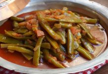 Türk mutfağının en sevilen lezzetlerinden biri olan etli taze fasulye, hem pratikliği hem de besleyici yönüyle sofraların baş köşesinde yer alıyor. Yaz aylarında taze fasulyenin bolca bulunması, bu yemeğin özellikle mevsiminde daha sık pişirilmesine olanak tanıyor. Etle birleşen fasulyenin lezzeti, hem aile sofralarında hem de restoran menülerinde büyük ilgi görüyor. Konulu bir haber görseli.