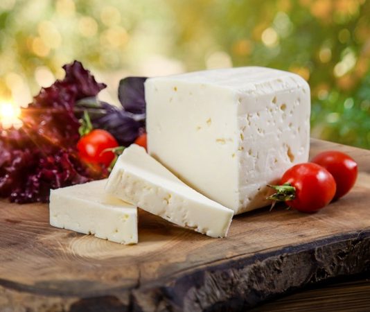 Ezine beyaz peynir, Türkiye’nin en değerli peynir çeşitlerinden biri olarak sofralarda kendine özgü yer edinmiştir. Kendine has aroması, yumuşak dokusu ve tuz dengesiyle kahvaltıların vazgeçilmez lezzeti olmuştur. Ezine’nin doğal otlaklarında yetişen inek, koyun ve keçi sütlerinin karışımıyla üretilen bu peynir, hem geleneksel hem de modern mutfaklarda farklı tariflerle değerlendirilebilmektedir. Konulu bir haber görseli.