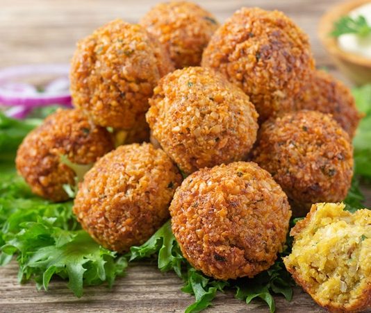 Falafel, Orta Doğu mutfağının en bilinen ve sevilen lezzetlerinden biridir. Nohut veya bakla bazlı olarak hazırlanan bu kızartılmış toplar, hem vejetaryenler hem de et severler için sağlıklı bir alternatif sunar. Baharatlar ve taze otlarla zenginleştirilen falafel, çıtır dış yüzeyi ve yumuşak iç dokusuyla damaklarda unutulmaz bir tat bırakır. Bu yazımızda falafel tarifinden tarihçesine, hazırlık aşamalarından sunum önerilerine kadar detaylı bilgiler bulabilirsiniz. Konulu bir haber görseli.