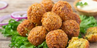 Ortadoğu mutfağının en bilinen ve sevilen lezzetlerinden biri olan Falafel, nohut veya bakla gibi baklagillerden yapılan küçük, yuvarlak köftelerdir. Baharatlarla zenginleştirilen bu karışım, kızartılarak ya da fırında pişirilerek servis edilir. Falafel, hem doyurucu hem de besleyici bir seçenek olarak öne çıkar. Konulu bir haber görseli.