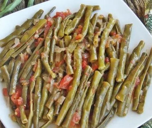 Limonlu börülce, Ege ve Akdeniz mutfaklarının en çok tercih edilen sebze yemeklerinden biridir. Börülcenin kendine has aroması ile limonun ferahlatıcı asiditesi birleştiğinde ortaya hafif, sağlıklı ve doyurucu bir yemek çıkar. Özellikle yaz aylarında sofralarda sıkça görülen limonlu börülce, hem serinletici etkisi hem de pratik hazırlanışı ile tercih edilir. Konulu bir haber görseli.